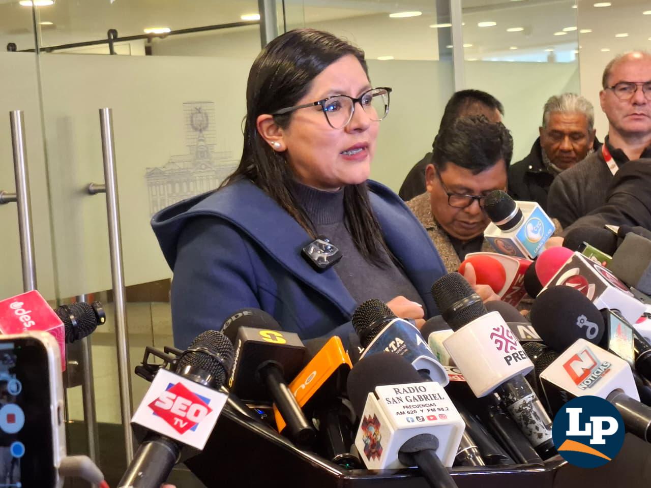 La diputada Claros en conferencia de prensa