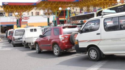 Fila en sutidor para adquirir combustible