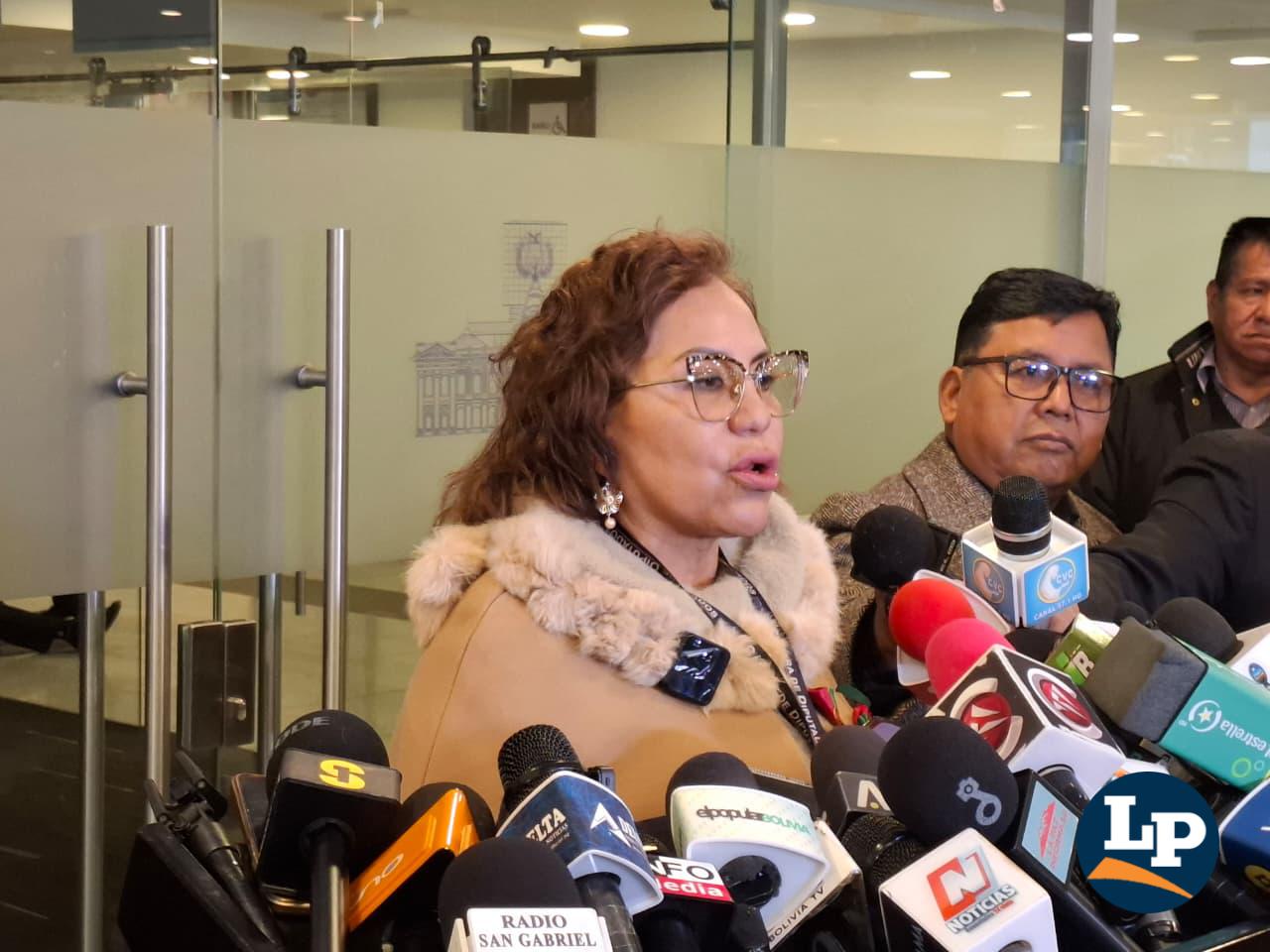 La diputada Góngora en conferencia de prensa