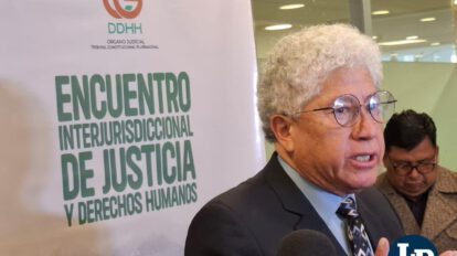 El encargado distrital del Consejo de la Magistratura de La Paz, Marco Antonio Cárdenas en conferencia de prensa