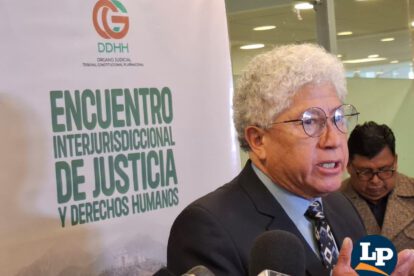 El encargado distrital del Consejo de la Magistratura de La Paz, Marco Antonio Cárdenas en conferencia de prensa