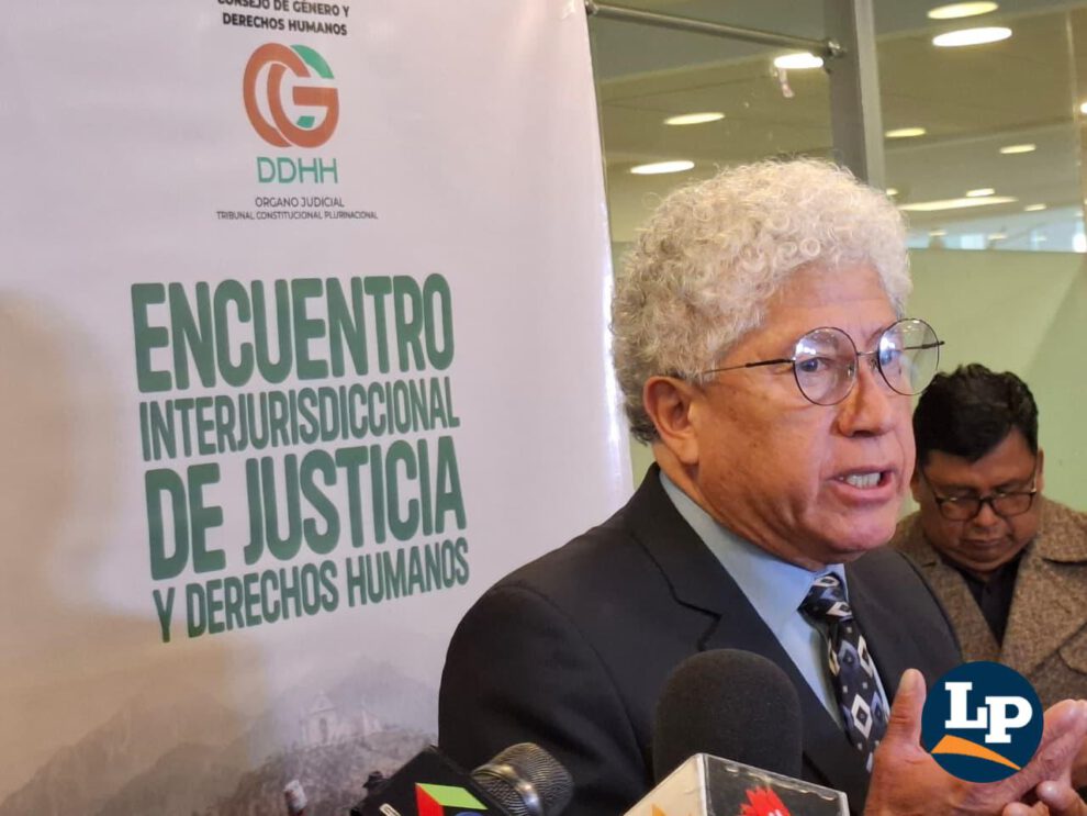 El encargado distrital del Consejo de la Magistratura de La Paz, Marco Antonio Cárdenas en conferencia de prensa