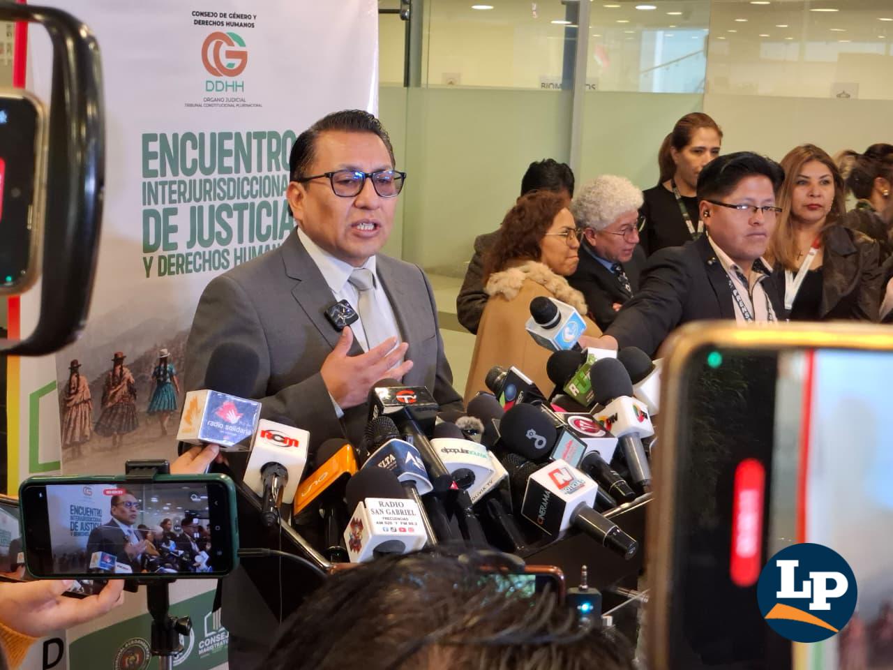 El diputado Omar Muriel en conferencia de prensa