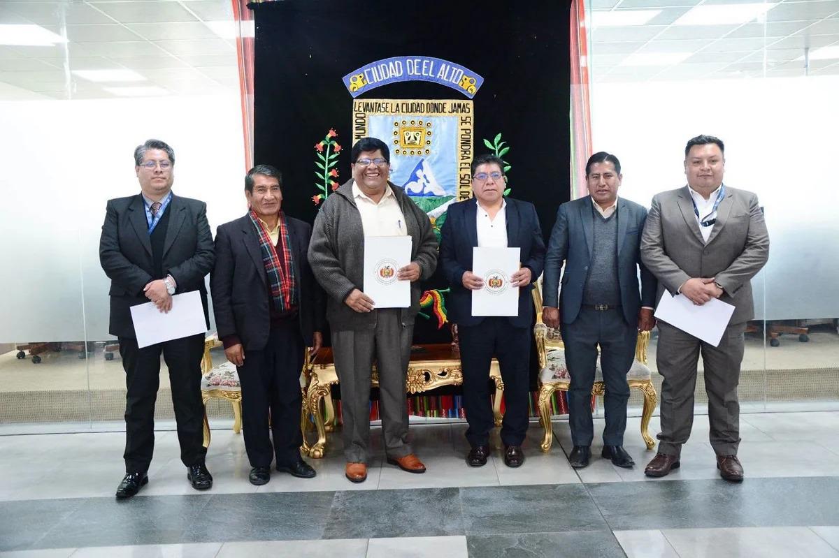 Alcalde de El Alto, Eliser Roca junto a representantes de la empresa norteamericana Starlink