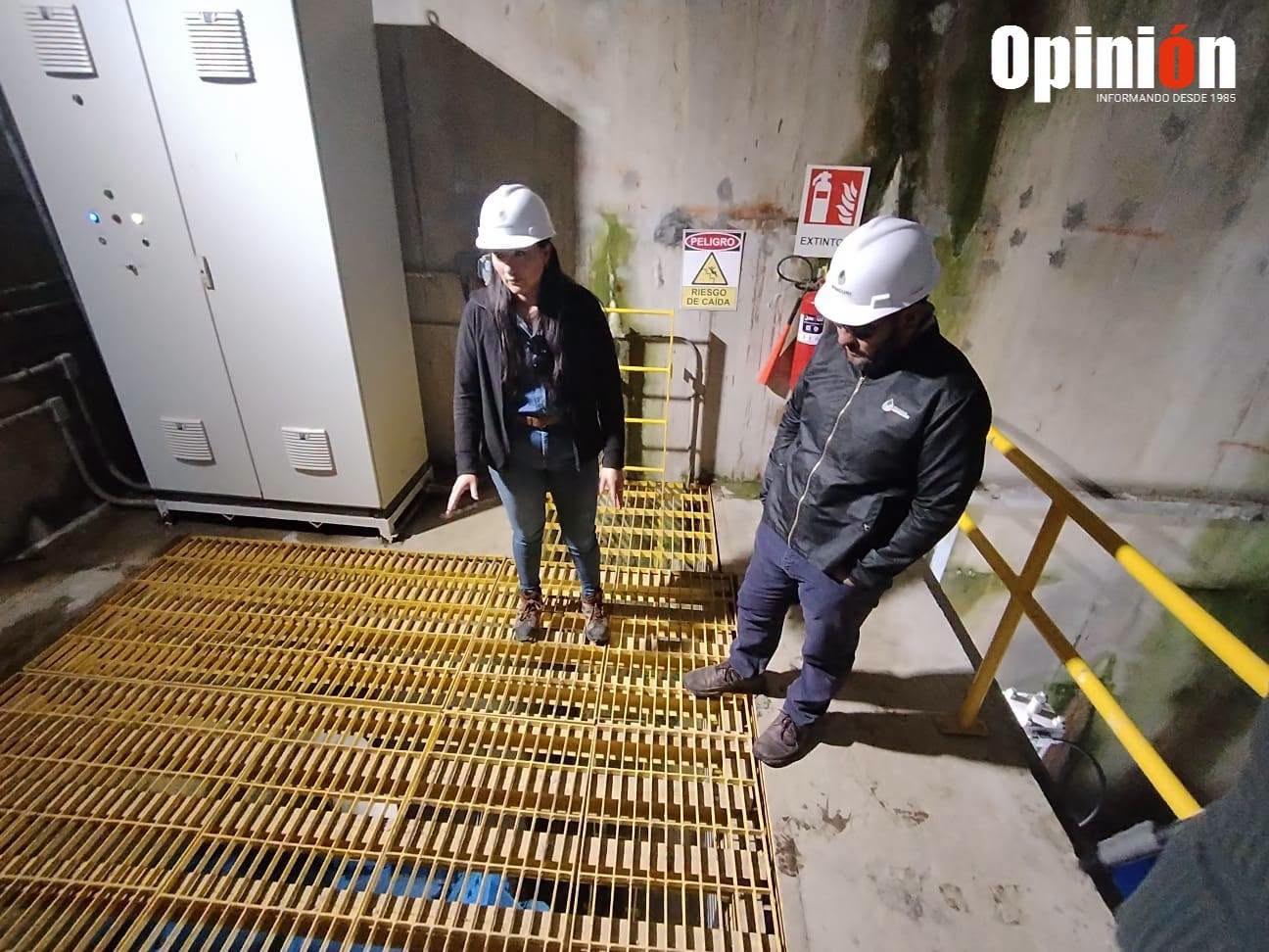Personal de la empresa supervisa la infraestructura de la represa
