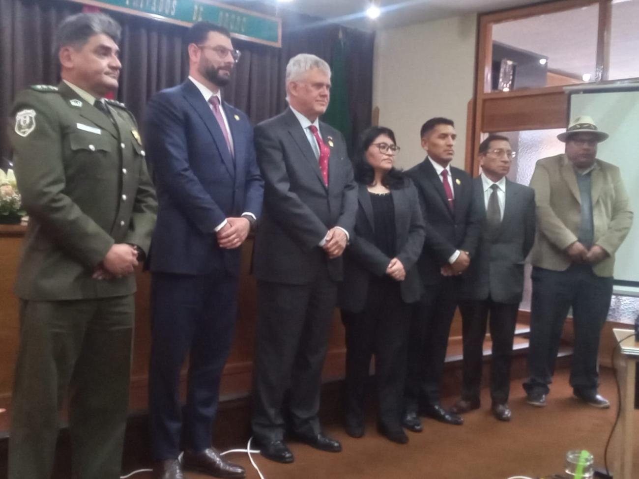 La comitiva binacional conformada por autoridades y empresarios durante el acto en Oruro