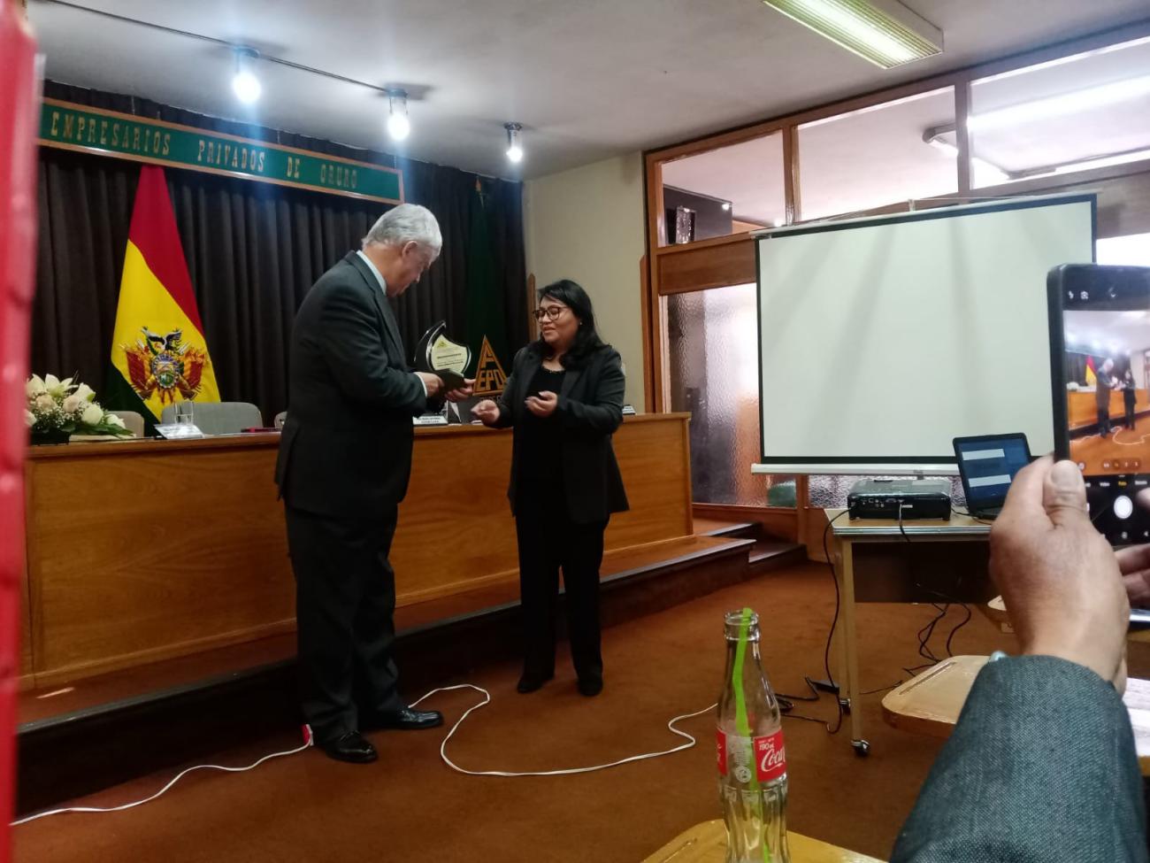 Intercambio de presentes entre representantes de la FEPO y el Consulado General de Chile en Bolivia