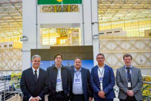El ministro de Obras Públicas, Mauricio Zamora visitó en Brasil la planta de Embraer, uno de los principales fabricantes de aeronaves del mundo.