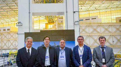 El ministro de Obras Públicas, Mauricio Zamora visitó en Brasil la planta de Embraer, uno de los principales fabricantes de aeronaves del mundo.