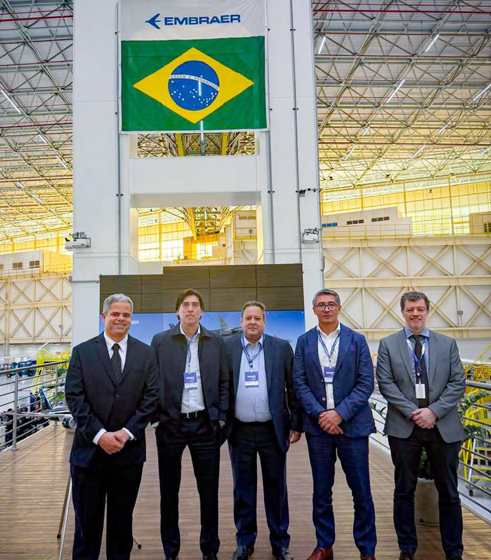 El ministro de Obras Públicas, Mauricio Zamora visitó en Brasil la planta de Embraer, uno de los principales fabricantes de aeronaves del mundo.