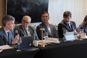 El encuentro fue encabezado por el ministro de Desarrollo Productivo, Rural y Agua, Oscar Mario Justiniano (c)
