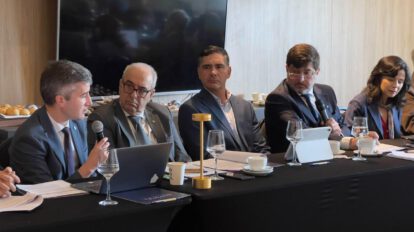 El encuentro fue encabezado por el ministro de Desarrollo Productivo, Rural y Agua, Oscar Mario Justiniano (c)