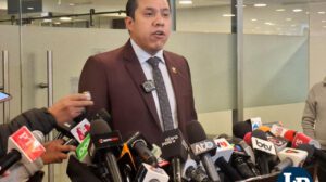 El diputado Brañez en conferencia de prensa