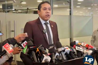 El diputado Brañez en conferencia de prensa