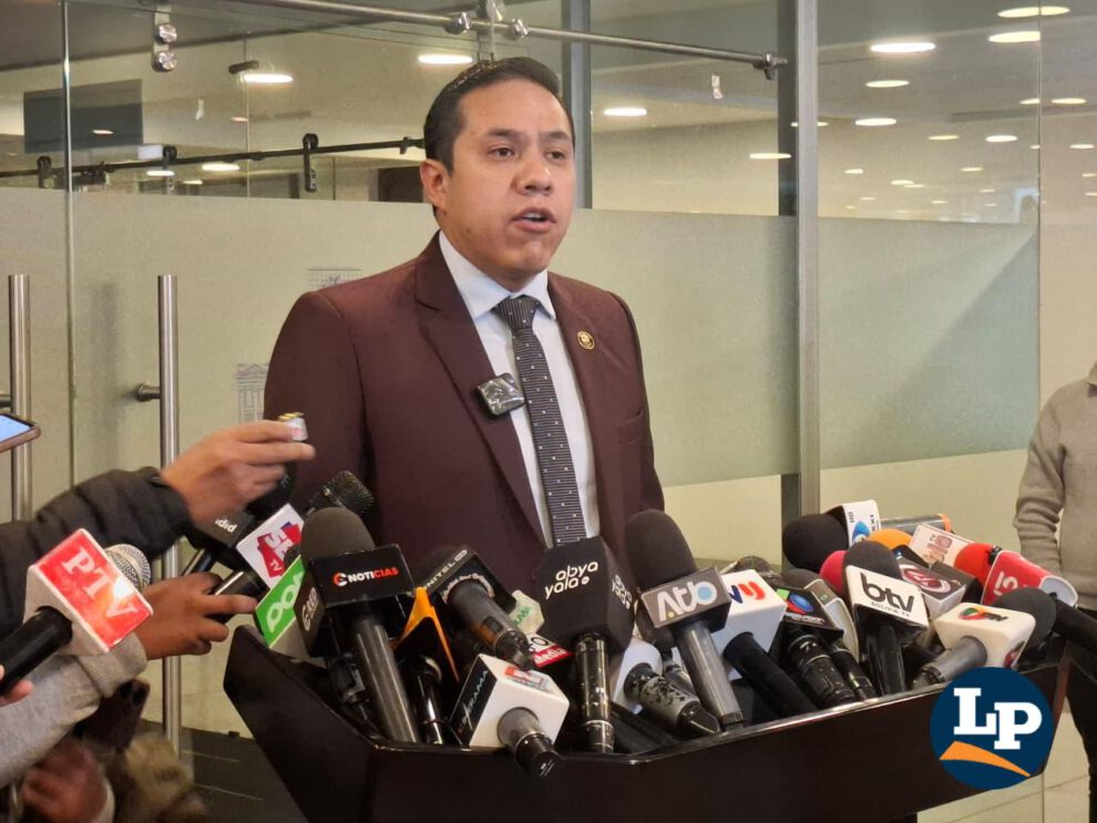 El diputado Brañez en conferencia de prensa