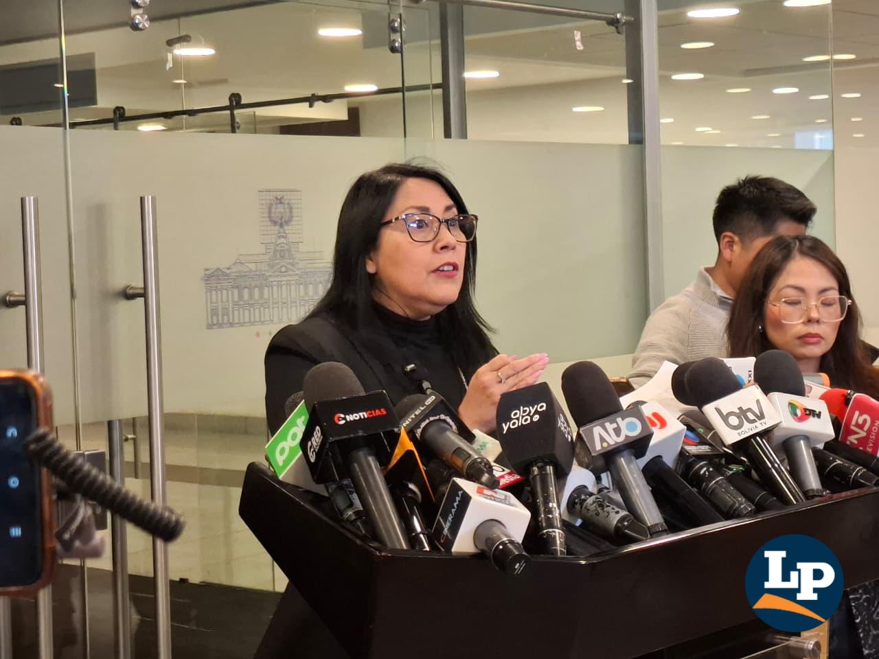 La senadora Medrano en conferencia de prensa
