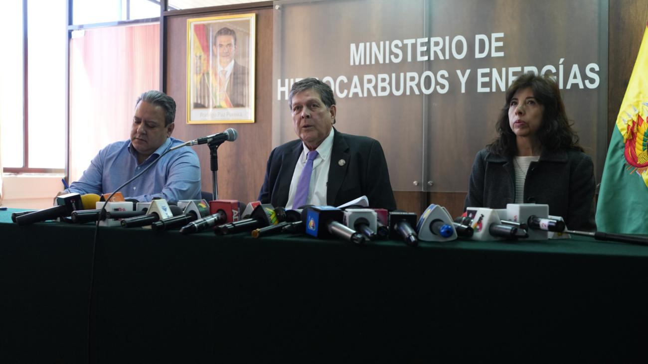 Autoridades del Ministerio de Hidrocarburos y Energías en conferencia de prensa