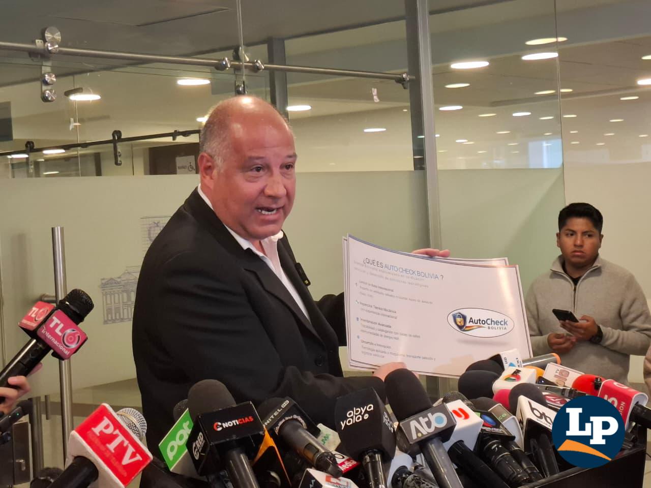 El gerente general de la empresa Auto Check Bolivia, Guillermo Beckar, en conferencia de prensa