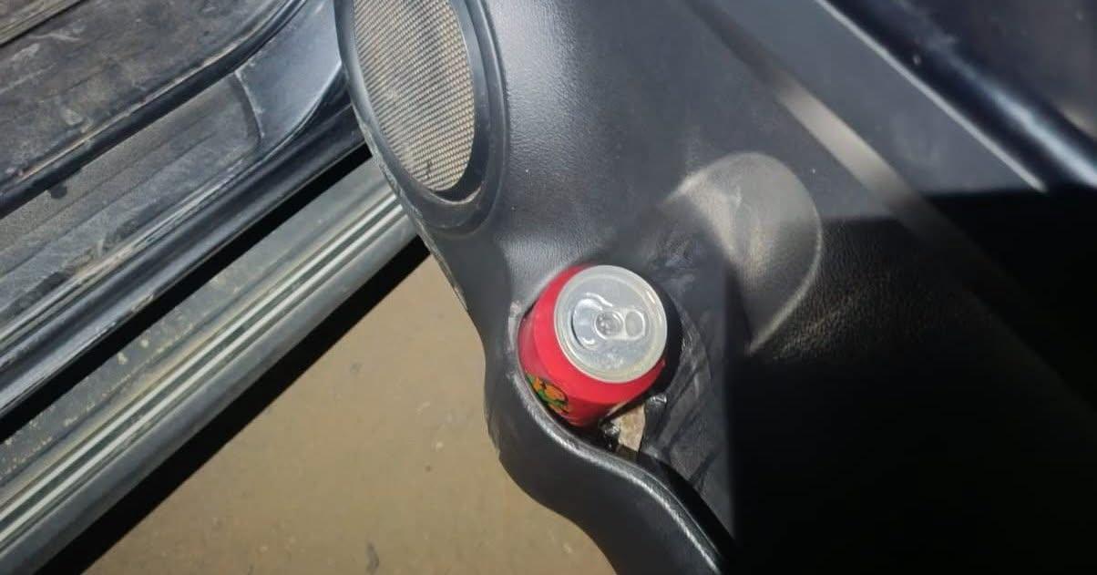se evidenció la existencia de latas de cerveza en el interior del vehículo, motivo por el cual se solicitó apoyo policial y se procedió a la aprehensión de los involucrados