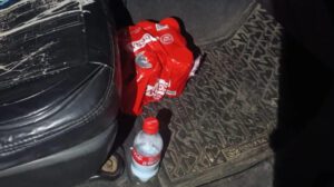se evidenció la existencia de latas de cerveza en el interior del vehículo, motivo por el cual se solicitó apoyo policial y se procedió a la aprehensión de los involucrados