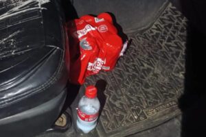 se evidenció la existencia de latas de cerveza en el interior del vehículo, motivo por el cual se solicitó apoyo policial y se procedió a la aprehensión de los involucrados