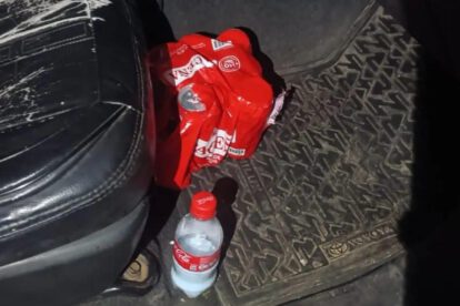 se evidenció la existencia de latas de cerveza en el interior del vehículo, motivo por el cual se solicitó apoyo policial y se procedió a la aprehensión de los involucrados