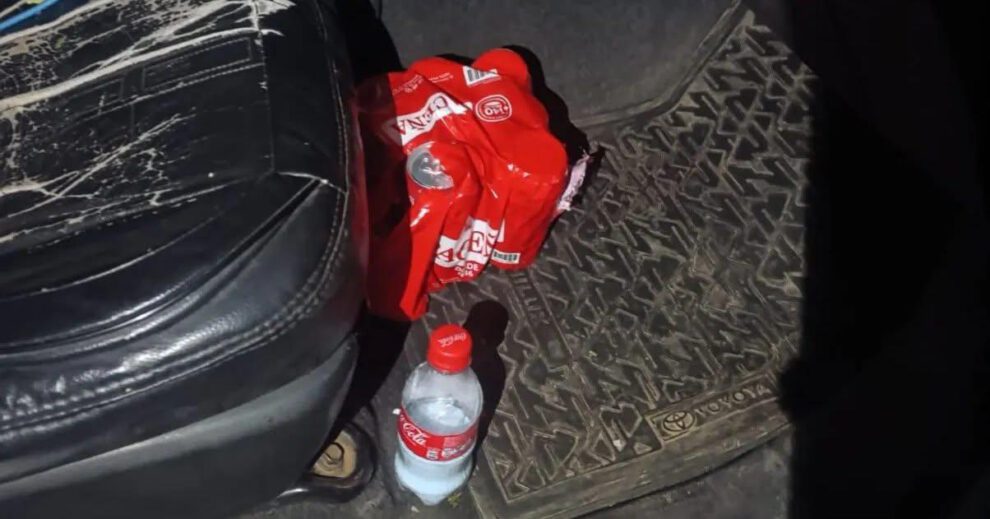 se evidenció la existencia de latas de cerveza en el interior del vehículo, motivo por el cual se solicitó apoyo policial y se procedió a la aprehensión de los involucrados