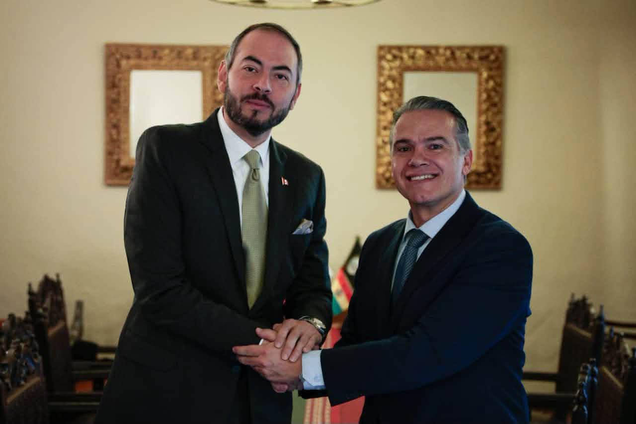 El ministro de Defensa de Bolivia, Ernesto Justiniano, junto a su homólogo de Perú, Javier Flores