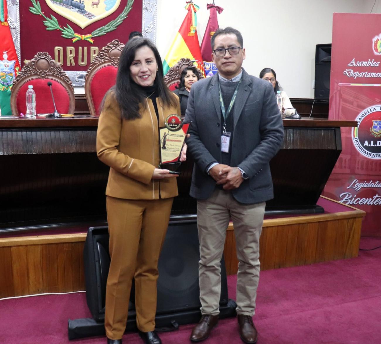 Entregaron a la presidente del TCP un reconocimiento de parte de la Asamblea