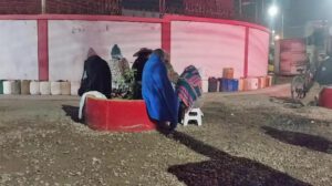 Productores se mantienen a la espera con sus bidones para conseguir combustible
