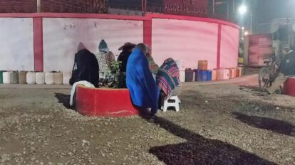 Productores se mantienen a la espera con sus bidones para conseguir combustible