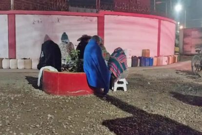 Productores se mantienen a la espera con sus bidones para conseguir combustible