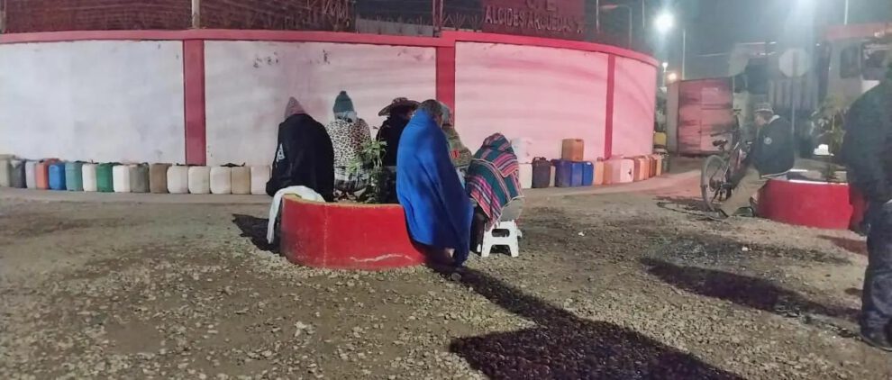 Productores se mantienen a la espera con sus bidones para conseguir combustible