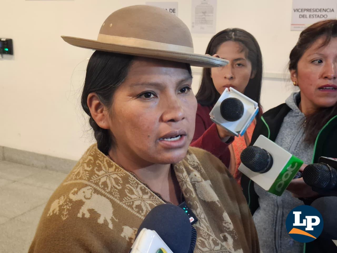 La senadora Crispín en conferencia de prensa