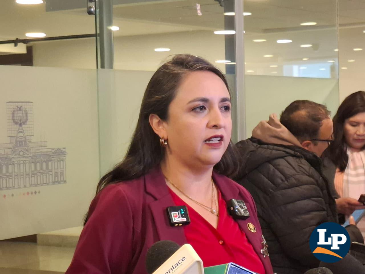 La diputada Vargas en conferencia de prensa