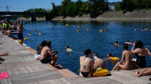 Una de las tres zonas de baño autorizadas en el río Sena, a su paso por París, ante la ola de calor registrada en junio en Francia