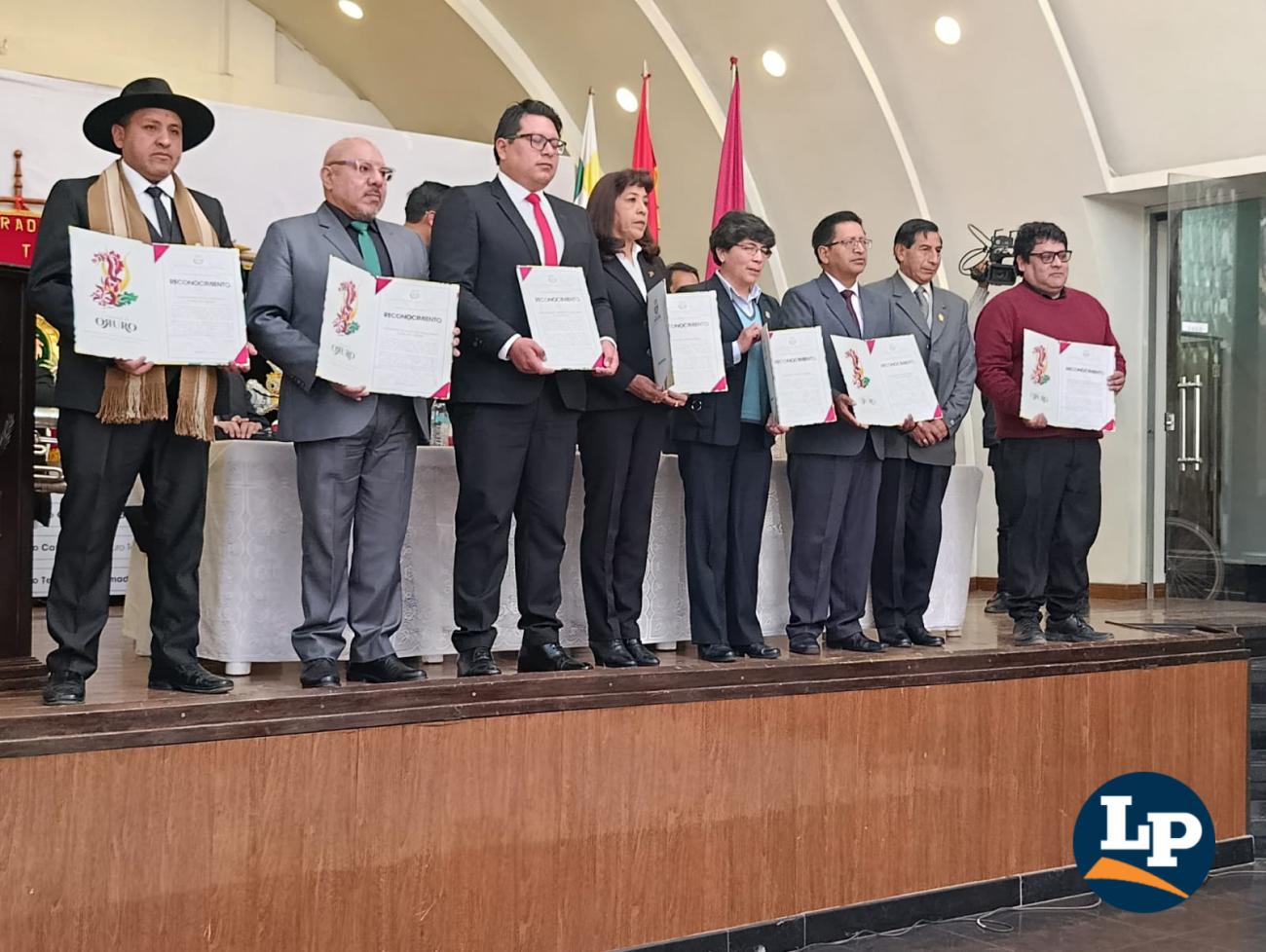 Reconocimientos a las instituciones folclóricas locales y cinco conjuntos de la Diablada de Oruro