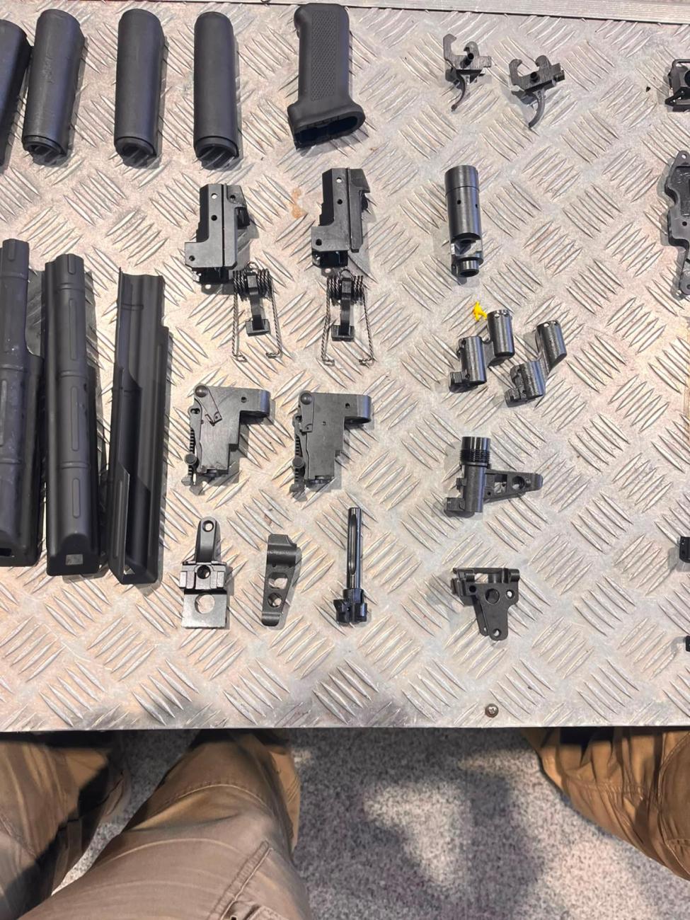 Partes de armas de fuego incautadas tras el operativo de inteligencia en el aeropuerto Viru Viru