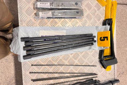 Elementos del armamento tipo AK-47 hallados en el cargamento