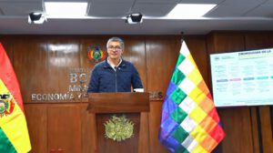 El ministro de Economía y Finanzas Públicas, José Gabriel Espinoza. hoy en conferencia de prensa