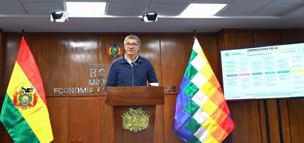 El ministro de Economía y Finanzas Públicas, José Gabriel Espinoza. hoy en conferencia de prensa