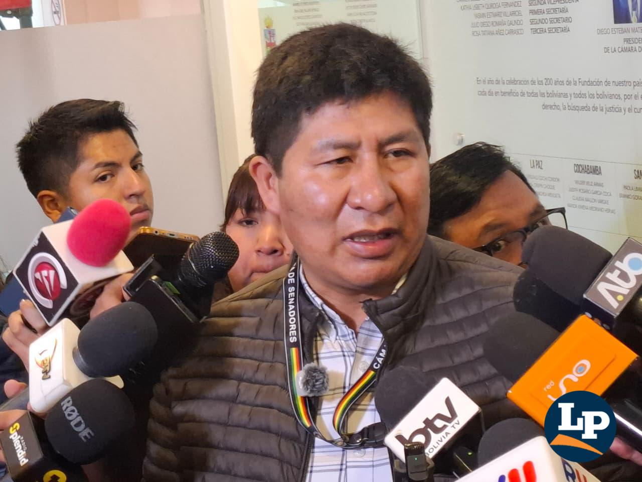 El senador Cochi en conferencia de prensa