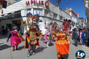Recorrido por la plaza 10 de febrero de Oruro