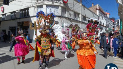 Recorrido por la plaza 10 de febrero de Oruro