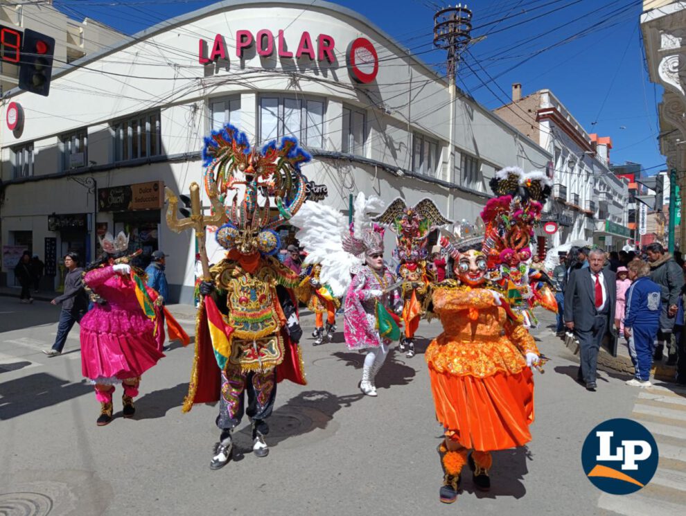 Recorrido por la plaza 10 de febrero de Oruro