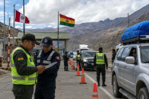 Policías de Bolivia y Perú coordinan estrategias de control en Desaguadero