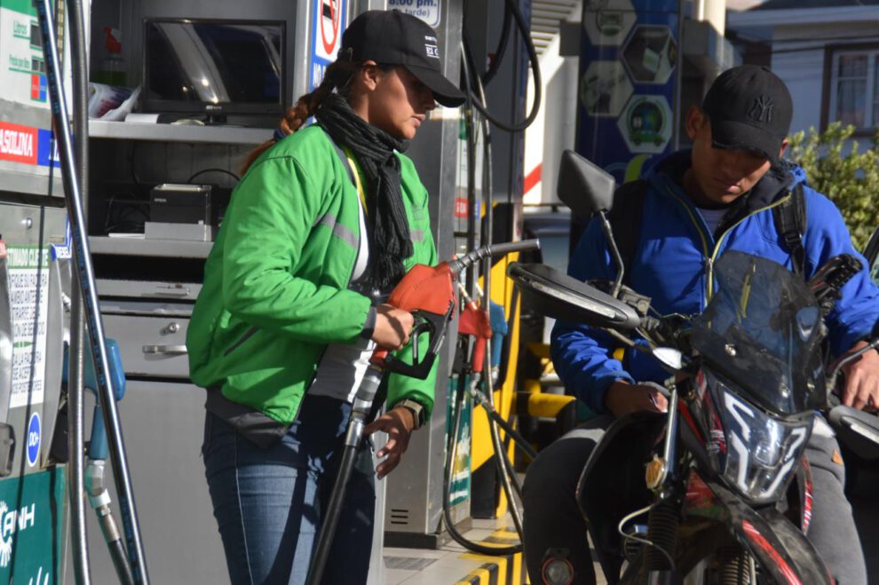 Bolivia destina entre $us 40 y 50 millones por semana para garantizar el abastecimiento de combustibles, según Espinoza