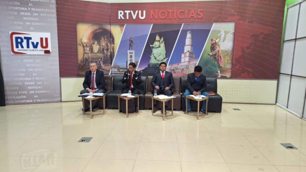 Los cuatro candidatos al Comité Cívico de Oruro durante el foro debate