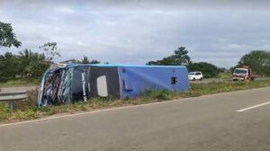 De manera preliminar, el hecho habría ocurrido debido al mal estado de la vía.
