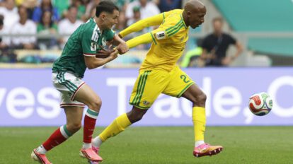 El jugador sudafricano Jayden Adams (d) avanza con el balón este jueves, durante un partido del grupo A del Mundial de la FIFA 2026 entre México y Sudáfrica en el estadio Ciudad de México (México).